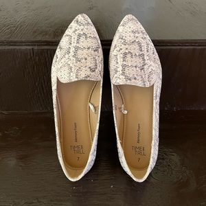 Time and Tru Lizard print flats Size 7M